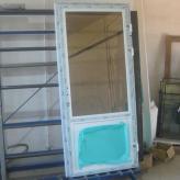 Пластиковая дверь 95х210 см с тонированным стеклом